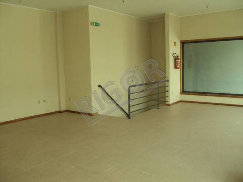 Loja de 96m2 ao centro da Maia