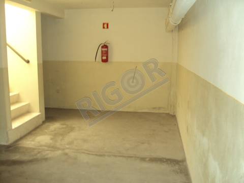 Loja de 96m2 ao centro da Maia