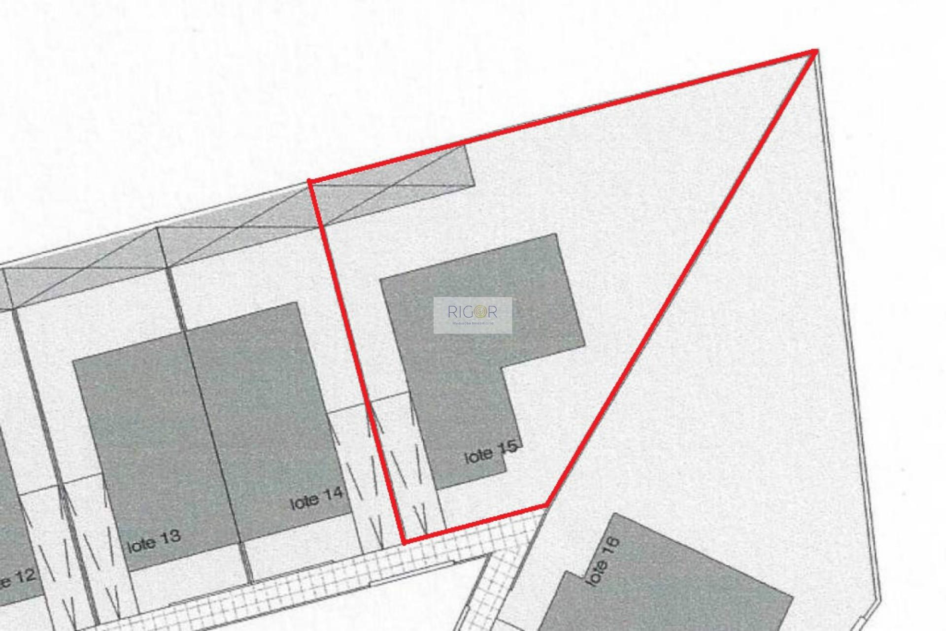 Terreno de 592m2 com viabilidade de construção de moradia T4 de 4 frentes.