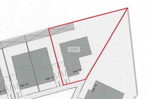 Terreno de 592m2 com viabilidade de construção de moradia T4 de 4 frentes.