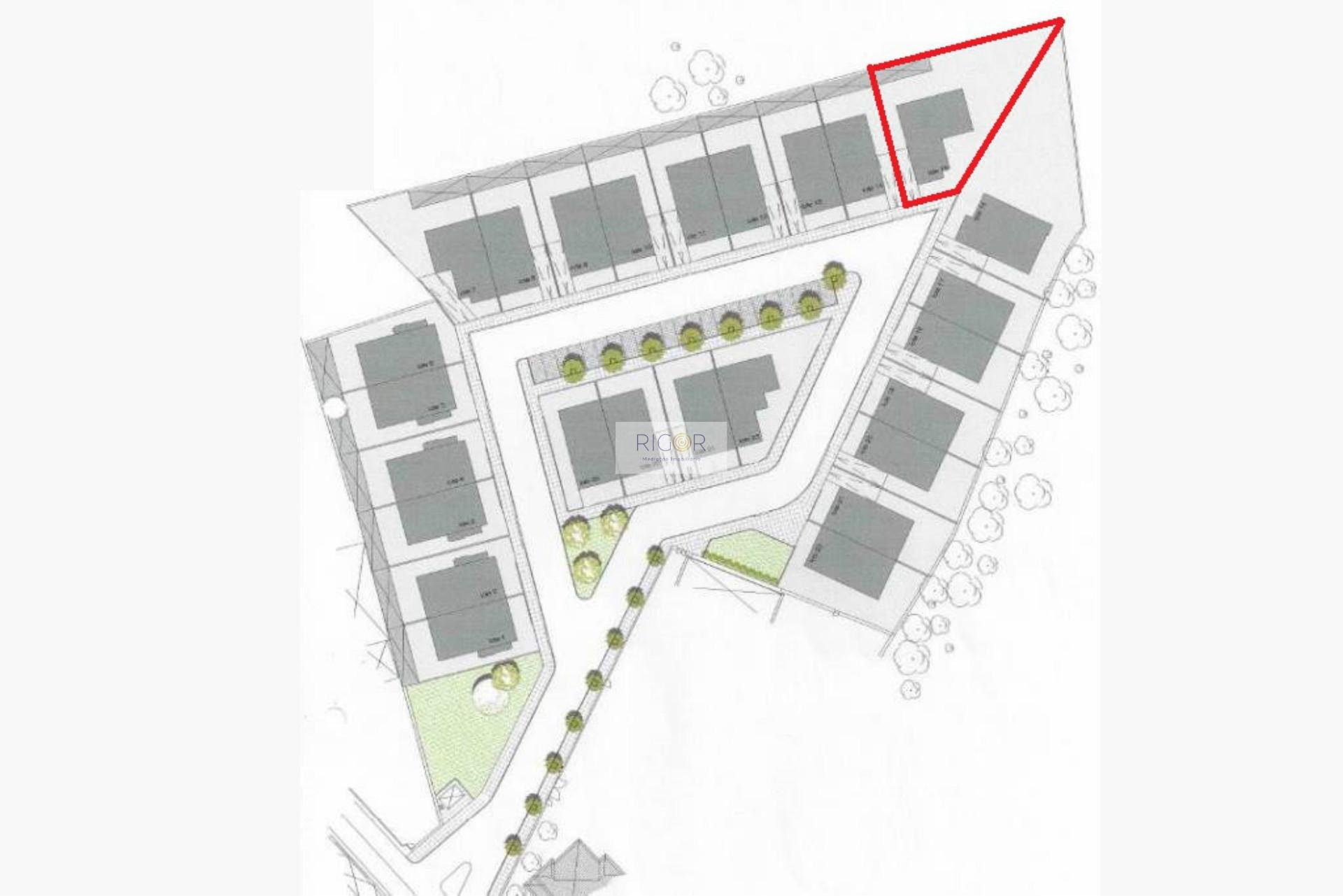 Terreno de 592m2 com viabilidade de construção de moradia T4 de 4 frentes.