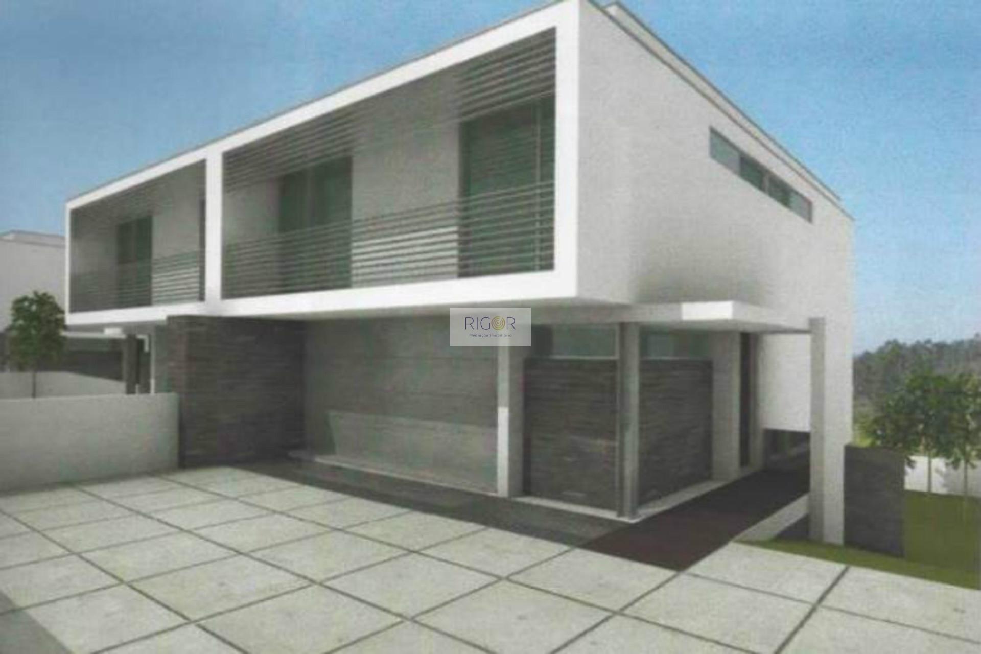 Terreno de 303m2 com viabilidade de construção de moradia T4 de 3 frentes.