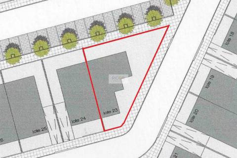 Terreno de 303m2 com viabilidade de construção de moradia T4 de 3 frentes.