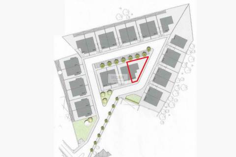 Terreno de 303m2 com viabilidade de construção de moradia T4 de 3 frentes.