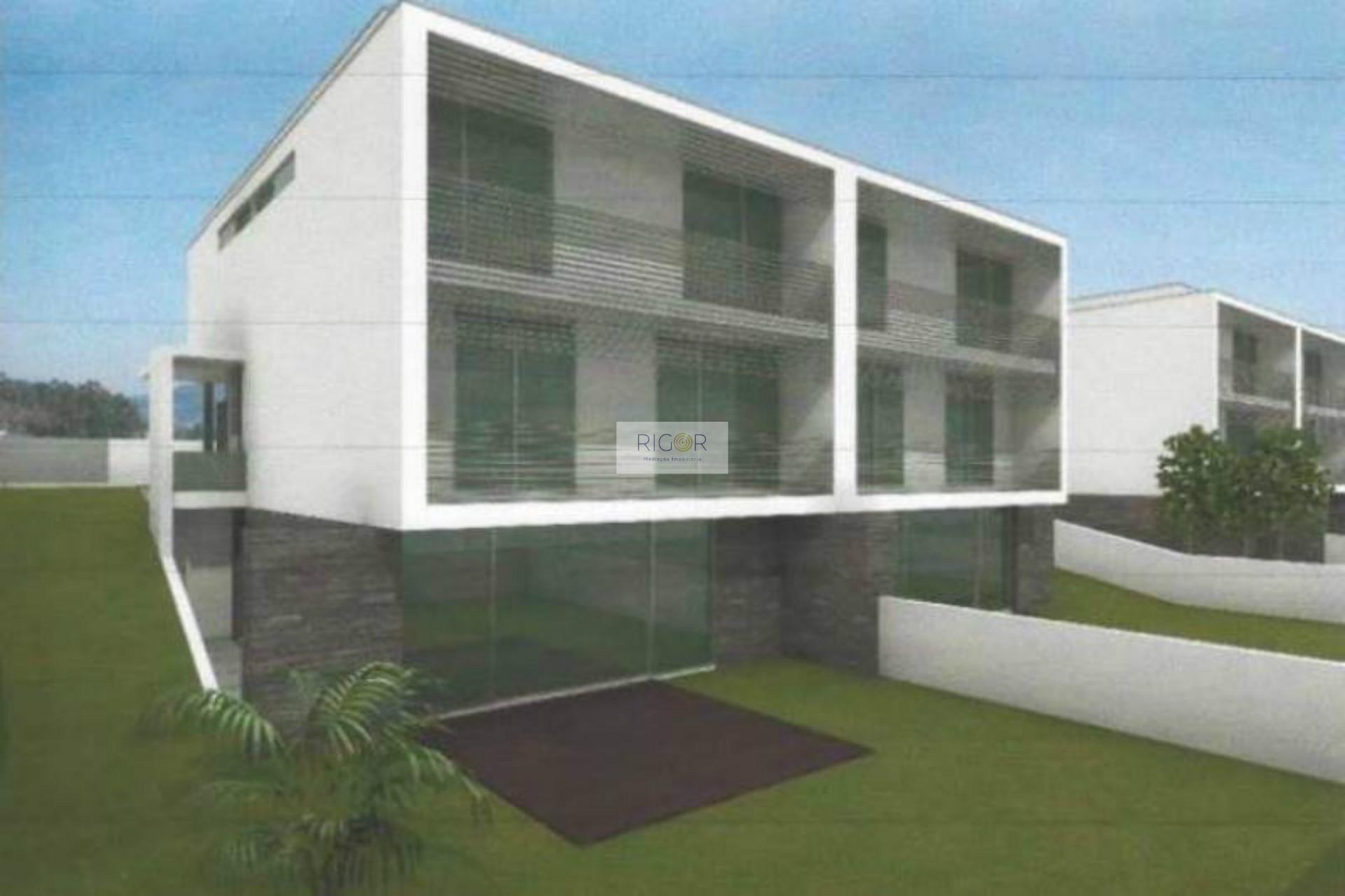 Terreno de 254m2 com viabilidade de construção de moradia T4 de 3 frentes.