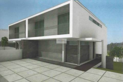 Terreno de 254m2 com viabilidade de construção de moradia T4 de 3 frentes.