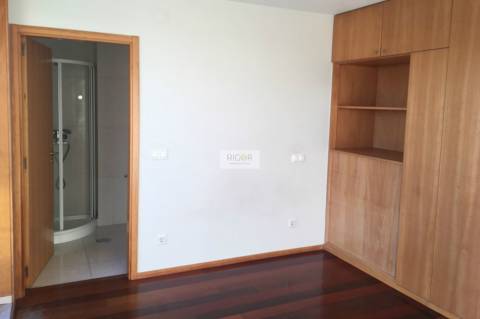 Apartamento T2 Dúplex em condomínio fechado com piscina