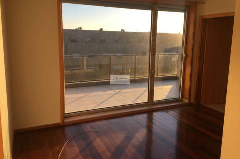 Apartamento T2 Dúplex em condomínio fechado com piscina