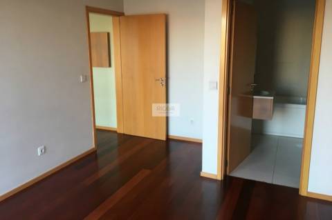 Apartamento T2 Dúplex em condomínio fechado com piscina