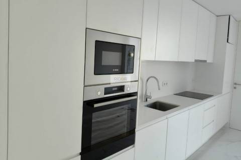 Apartamento T2 de luxo com terraço e jardim de 108m2 a 600 mts da praia