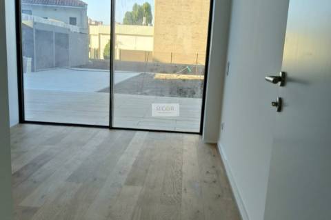 Apartamento T2 de luxo com terraço e jardim de 108m2 a 600 mts da praia