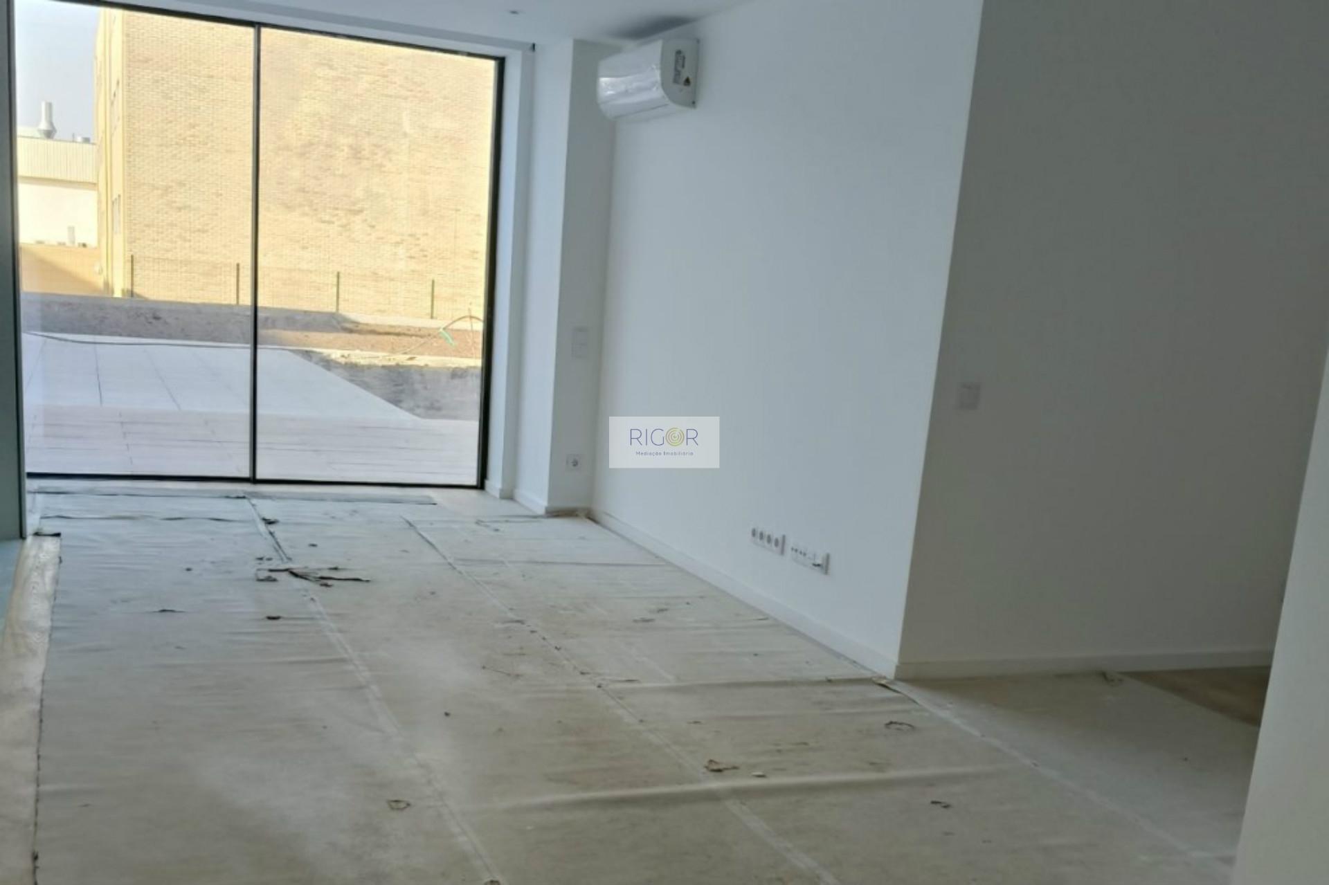 Apartamento T2 de luxo com terraço e jardim de 108m2 a 600 mts da praia