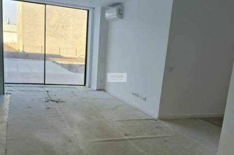 Apartamento T2 de luxo com terraço e jardim de 108m2 a 600 mts da praia