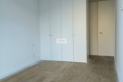 Apartamento T2 de luxo com terraço e jardim de 108m2 a 600 mts da praia