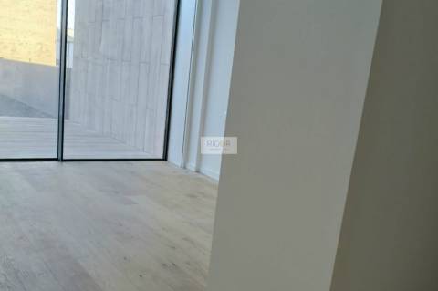 Apartamento T2 de luxo com terraço e jardim de 108m2 a 600 mts da praia