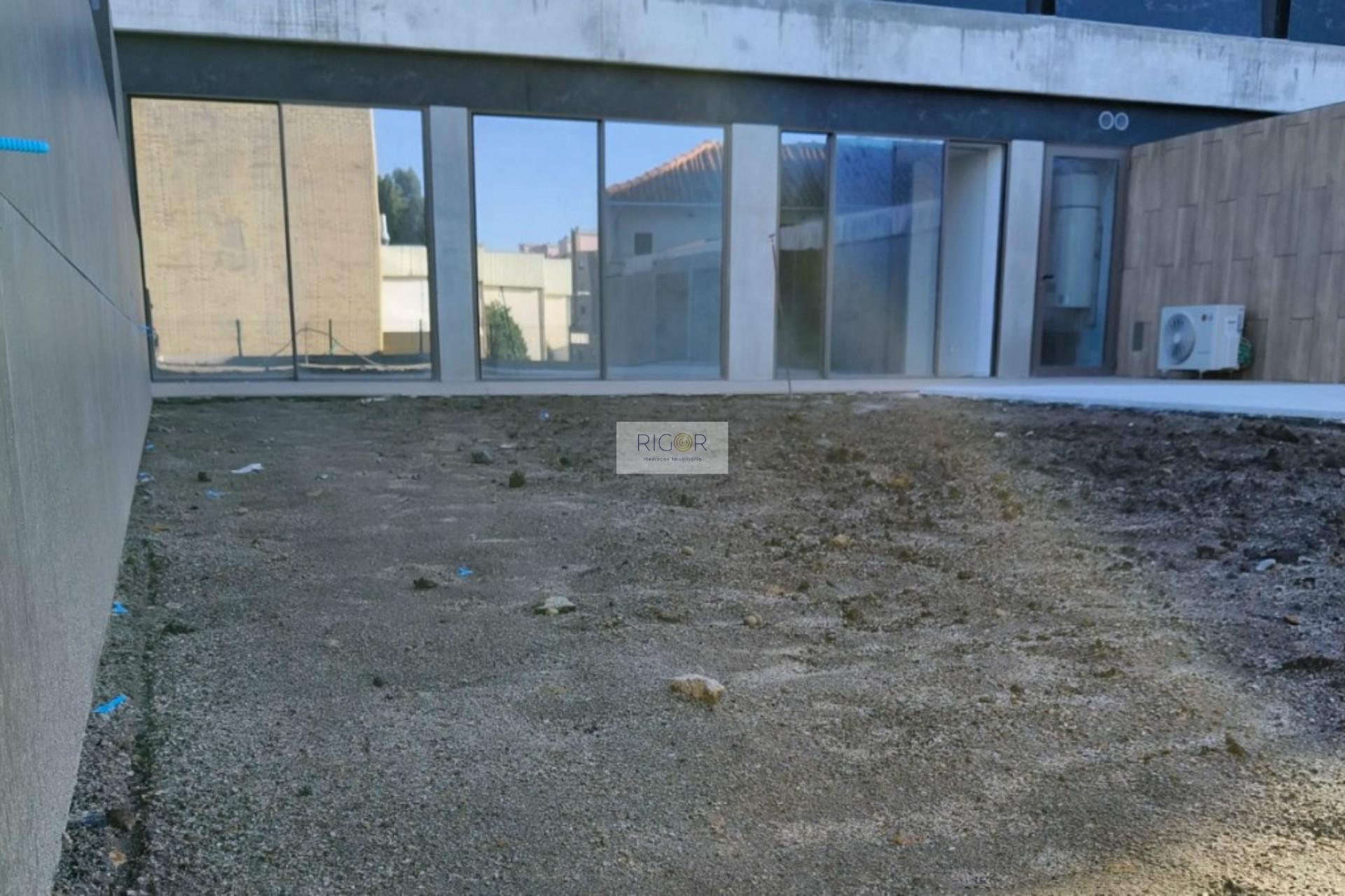 Apartamento T2 de luxo com terraço e jardim de 108m2 a 600 mts da praia