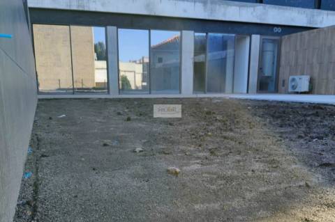 Apartamento T2 de luxo com terraço e jardim de 108m2 a 600 mts da praia