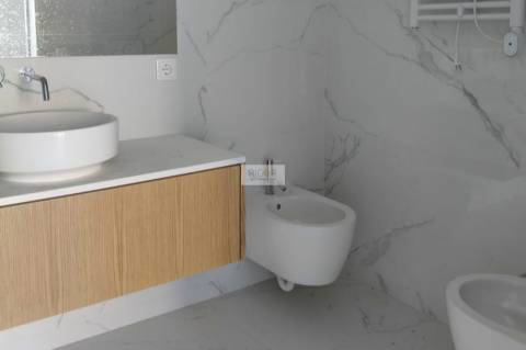 Apartamento T2 de luxo com terraço e jardim de 108m2 a 600 mts da praia