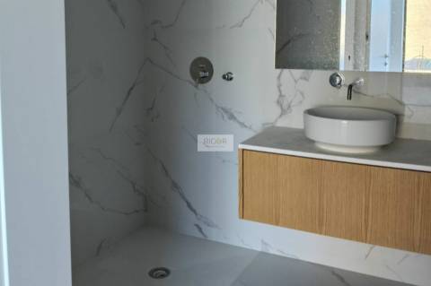 Apartamento T2 de luxo com terraço e jardim de 108m2 a 600 mts da praia