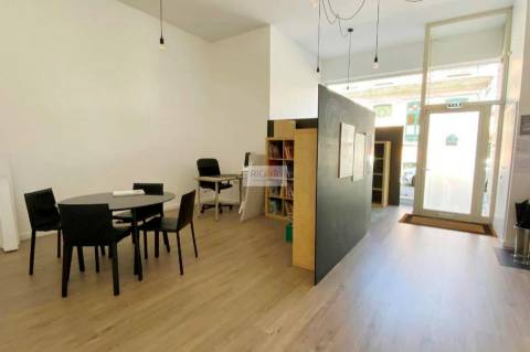 Loja, Showroom, escritório com acesso à rua no centro de Matosinhos
