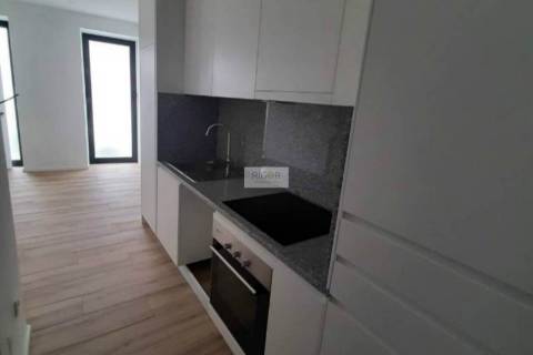 Apartamento T1+1 totalmente reconstruído  na zona de Francos