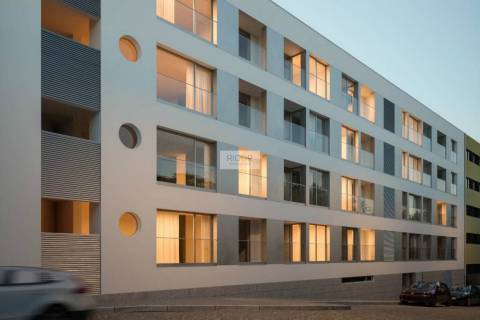 Apartamento To com arrumo em construção em Pedrouços