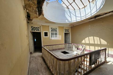 Prédio na baixa do Porto para reconstruir e ampliar - Zona ARU