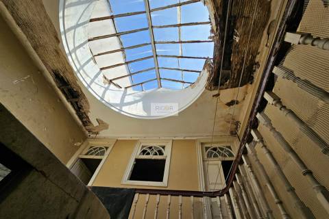 Prédio na baixa do Porto para reconstruir e ampliar - Zona ARU