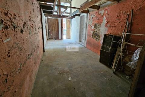 Prédio na baixa do Porto para reconstruir e ampliar - Zona ARU