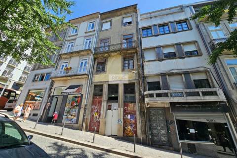 Prédio na baixa do Porto para reconstruir e ampliar - Zona ARU