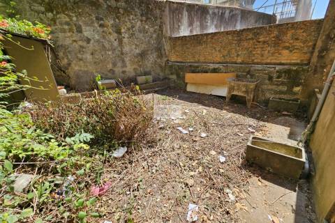 Prédio na baixa do Porto para reconstruir e ampliar - Zona ARU