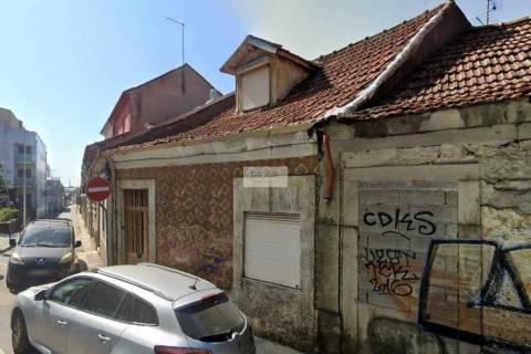 Terreno de 230m2 com casa velha ao Amial