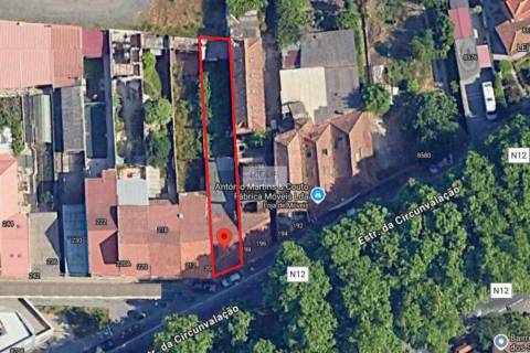 Terreno de 230m2 com casa velha ao Amial