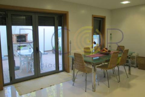 Moradia com 3 frentes como nova no centro de Ermesinde