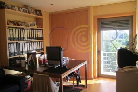 Moradia com 3 frentes como nova no centro de Ermesinde