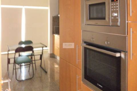 Apartamento T4 de 3 frentes na Urbanização dos Maninhos