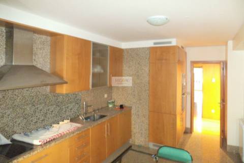 Apartamento T4 de 3 frentes na Urbanização dos Maninhos