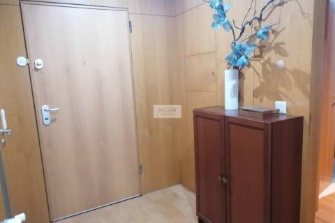 Apartamento T4 de 3 frentes na Urbanização dos Maninhos