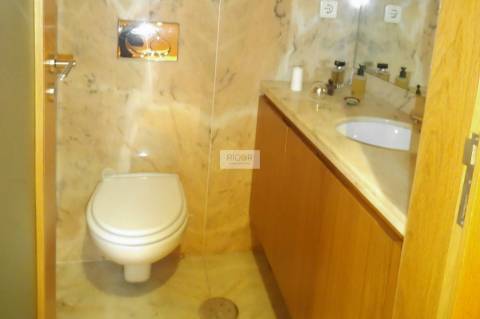 Apartamento T4 de 3 frentes na Urbanização dos Maninhos