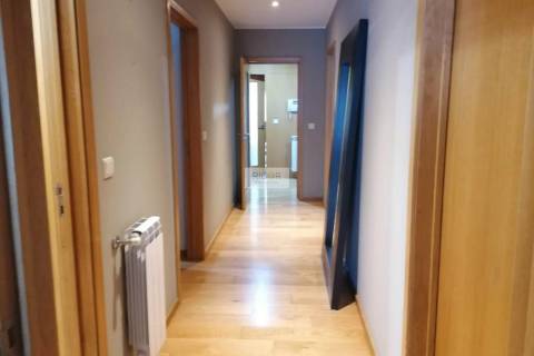 Apartamento T4 de 3 frentes na Urbanização dos Maninhos