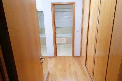 Apartamento T4 de 3 frentes na Urbanização dos Maninhos