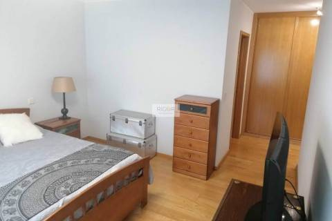 Apartamento T4 de 3 frentes na Urbanização dos Maninhos