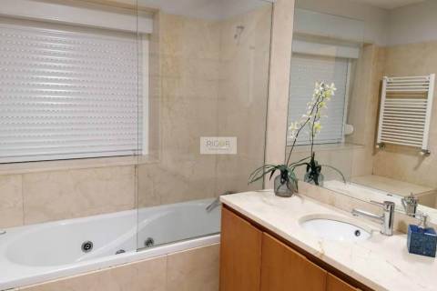 Apartamento T4 de 3 frentes na Urbanização dos Maninhos