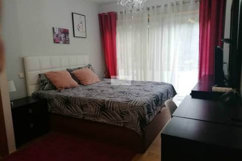 Apartamento T4 de 3 frentes na Urbanização dos Maninhos