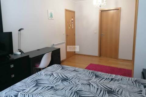 Apartamento T4 de 3 frentes na Urbanização dos Maninhos