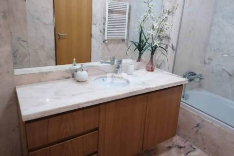 Apartamento T4 de 3 frentes na Urbanização dos Maninhos