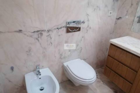 Apartamento T4 de 3 frentes na Urbanização dos Maninhos