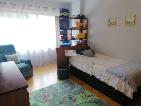 Apartamento T4 de 3 frentes na Urbanização dos Maninhos