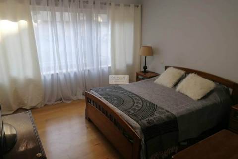 Apartamento T4 de 3 frentes na Urbanização dos Maninhos