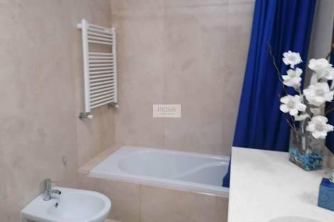 Apartamento T4 de 3 frentes na Urbanização dos Maninhos